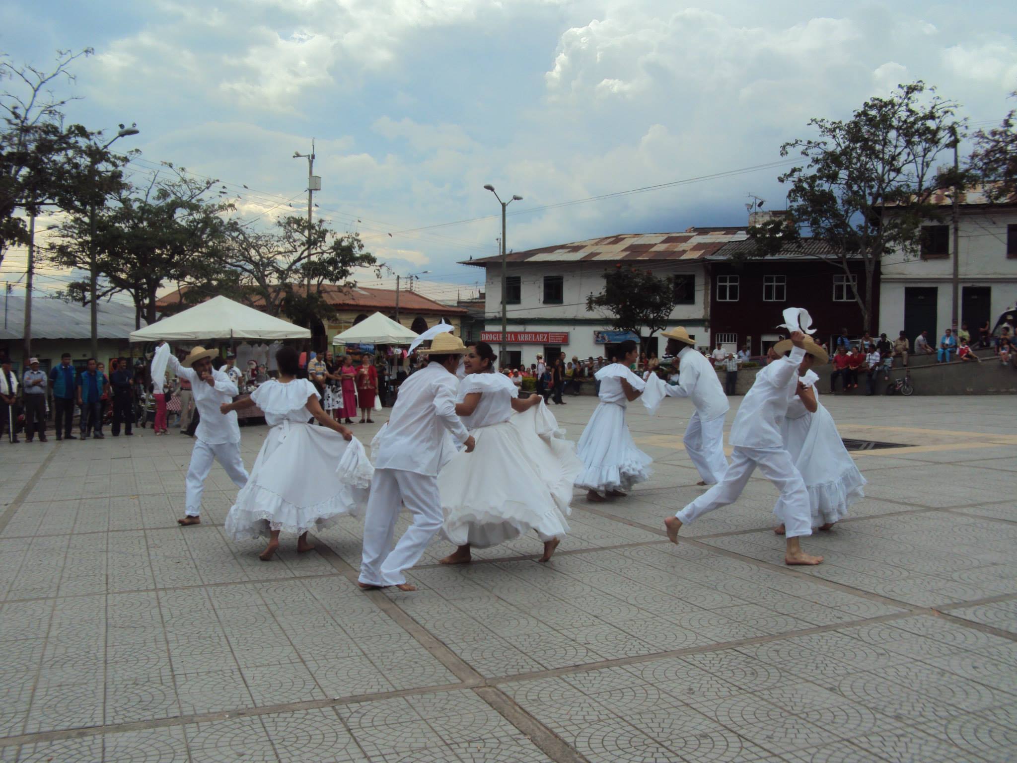 GRUPO DE DANZAS CANTARO DE BARRO